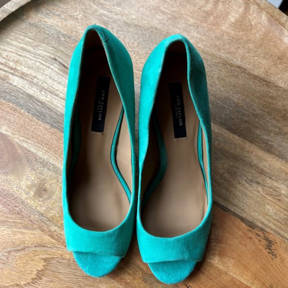 NWOT Ann Taylor Teal Suede Open Toed Wedges - Picture 3 of 4